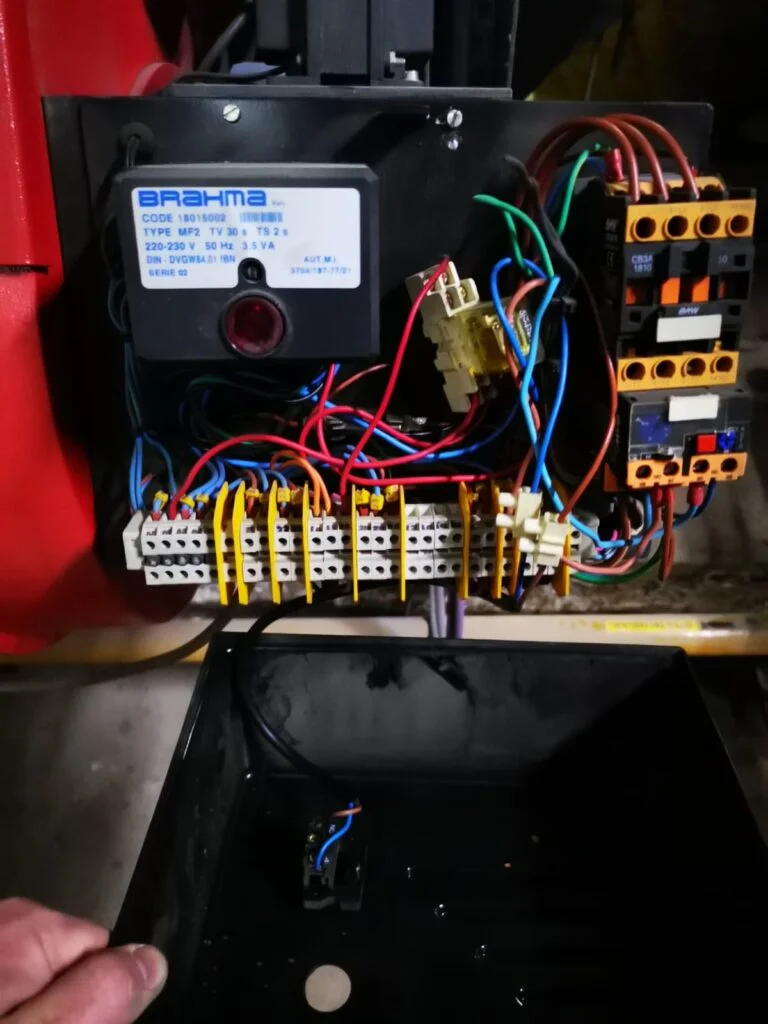 Mantenimiento y reparacion electrica de caldera a gas 5